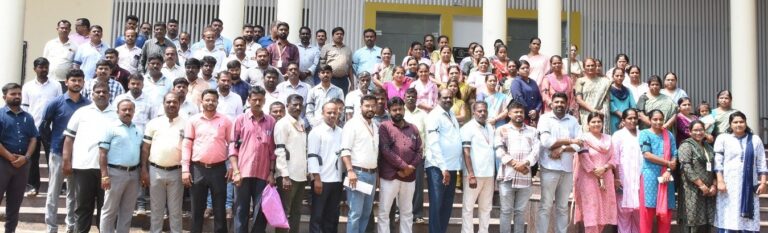 ಪರಿಷ್ಕೃತ ವೇತನಕ್ಕಾಗಿ ಕಪ್ಪು ಪಟ್ಟಿ ಧರಿಸಿ ಕಾರ್ಯ ನಿರ್ವಹಿಸಿದ ಪಾಲಿಕೆ ಅಧಿಕಾರಿ, ನೌಕರರು       