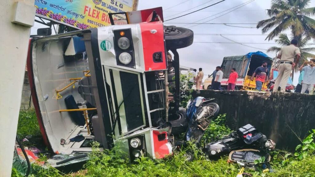 2 ಬೈಕ್‌ಗಳಿಗೆ ಗುದ್ದಿ ಹಳ್ಳಕ್ಕೆ ಬಿದ್ದ ಕೆಎಸ್‌ಆರ್​ಟಿಸಿ ಬಸ್: ಪಿಎಸ್ಐ ಸೇರಿ ಇಬ್ಬರು ಸಾವು