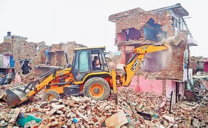 ಚಂಡೀಗಢ ದೇಶದ ಮೊದಲ ಕೊಳೆಗೇರಿ ಮುಕ್ತ ನಗರವಾಗಿ ಗುರುತಿಸಿಕೊಂಡಿದ್ದು, ಕೊನೆಯ ಕೊಳೆಗೇರಿಯನ್ನೂ ತೆರವುಗೊಳಿಸಿ ಸಾವಿರಾರು ಕುಟುಂಬಗಳಿಗೆ ಉತ್ತಮ ವಸತಿ ಮತ್ತು ಸೌಲಭ್ಯ ಒದಗಿಸಿದೆ.