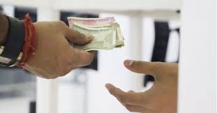 ಇಂಧನ ಸಚಿವ ಕೆ.ಜೆ. ಜಾರ್ಜ್‌ ಅವರ ಒಎಸ್‌ಡಿ ಜ್ಯೋತಿ ಪ್ರಕಾಶ್ ಲಂಚ ಸ್ವೀಕರಿಸುವ ವೇಳೆ ಲೋಕಾಯುಕ್ತ ಬಲೆಗೆ ಸಿಕ್ಕಿಬಿದ್ದಿದ್ದಾರೆ. ₹50,000 ಲಂಚದ ಪ್ರಕರಣದಲ್ಲಿ ಅಧಿಕಾರಿಯನ್ನು ಬಂಧಿಸಿ ಭ್ರಷ್ಟಾಚಾರ ತಡೆ ಕಾಯ್ದೆಯಡಿ ಪ್ರಕರಣ ದಾಖಲಾಗಿದೆ. ಲೋಕಾಯುಕ್ತ ಪೊಲೀಸರು ಇಬ್ಬರನ್ನು ವಶಕ್ಕೆ ಪಡೆದು ತನಿಖೆ ಮುಂದುವರೆಸಿದ್ದಾರೆ.