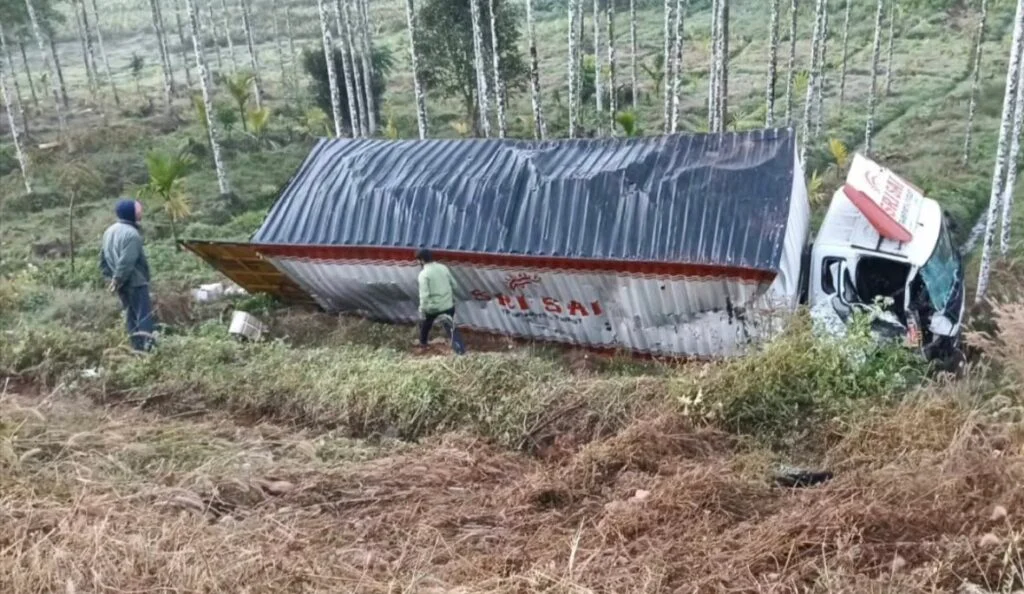 ಸಕಲೇಶಪುರ: ಎನ್‌ಎಚ್–75ರಲ್ಲಿ ಭೀಕರ ಅಪಘಾತ ಮಠಸಾಗರ ಬಳಿ ಕಂಟೇನರ್ ಪಲ್ಟಿ – ಚಾಲಕ ಪ್ರಾಣಾಪಾಯದಿಂದ ಪಾರು