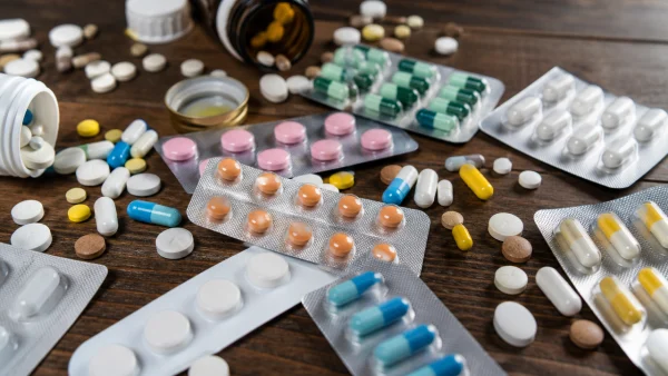 important-antibiotics-and-antibacterial-drug-combinations-suce-600x338